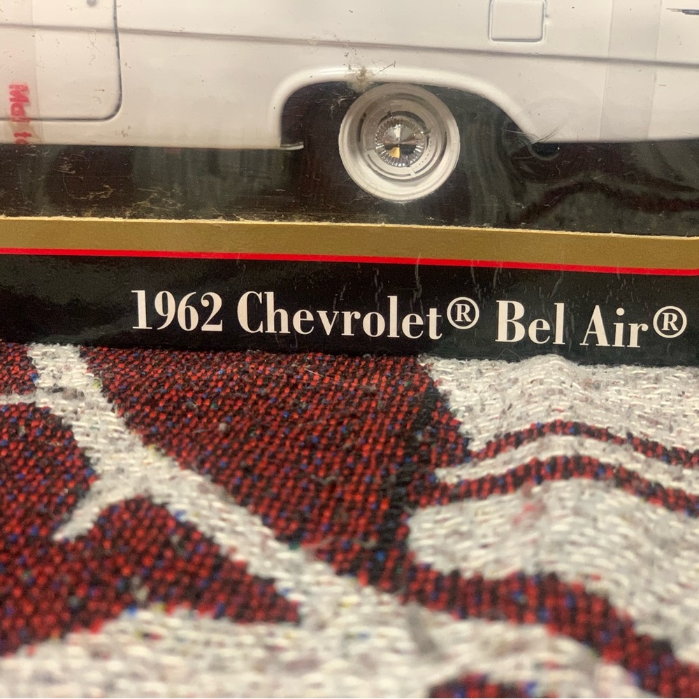 Maisto 1962 Chevrolet Bel Air Model Car - Picture 4 of 4